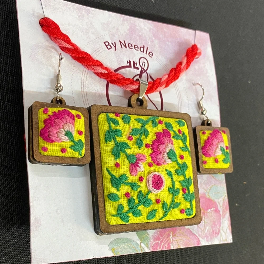Floral Embroidered Jewelry Set - Picture 3 of 6